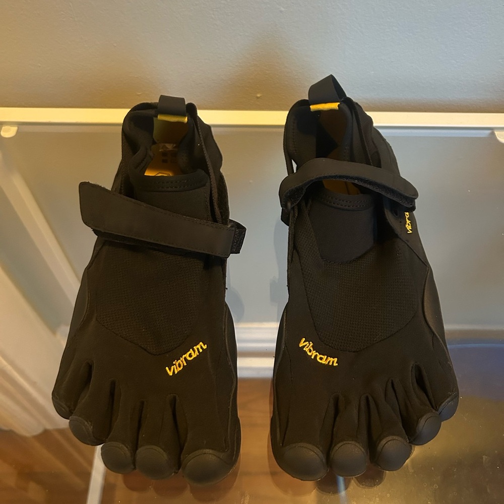 Vibram KSO Black FiveFingers Toe Shoes SZ 44 Brand New Never Worn